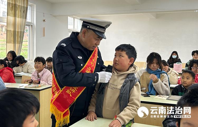 华宁交警进寒假公益课堂话安全