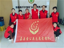 前往残疾人之家开展DIY彩绘石膏娃娃手工教学与免费理发志愿者活动