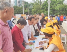 【黄手环行动】“用心点亮爱·温暖回家路”爱心黄手环发放活动